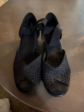 Women's Black Woven Peep-Toe Sandals